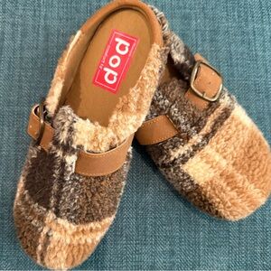 Pop Plaid Fuzzy Slippers - Brown and Tan